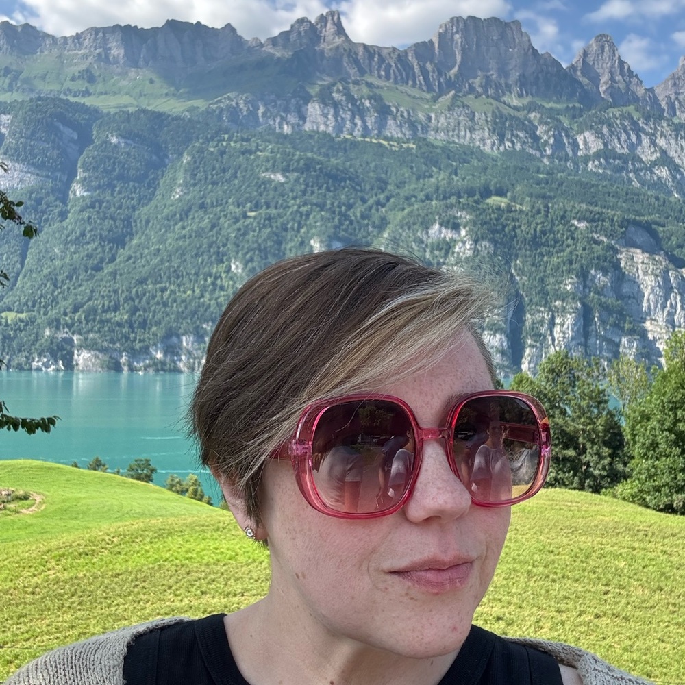 Meet your Posher, Desi